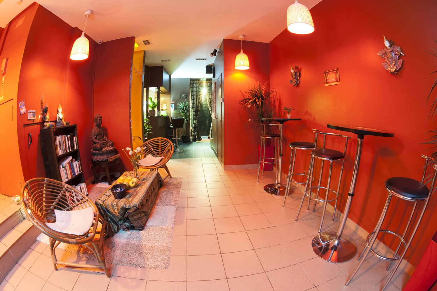 Le bar et les espaces de détente des Bains Thaï