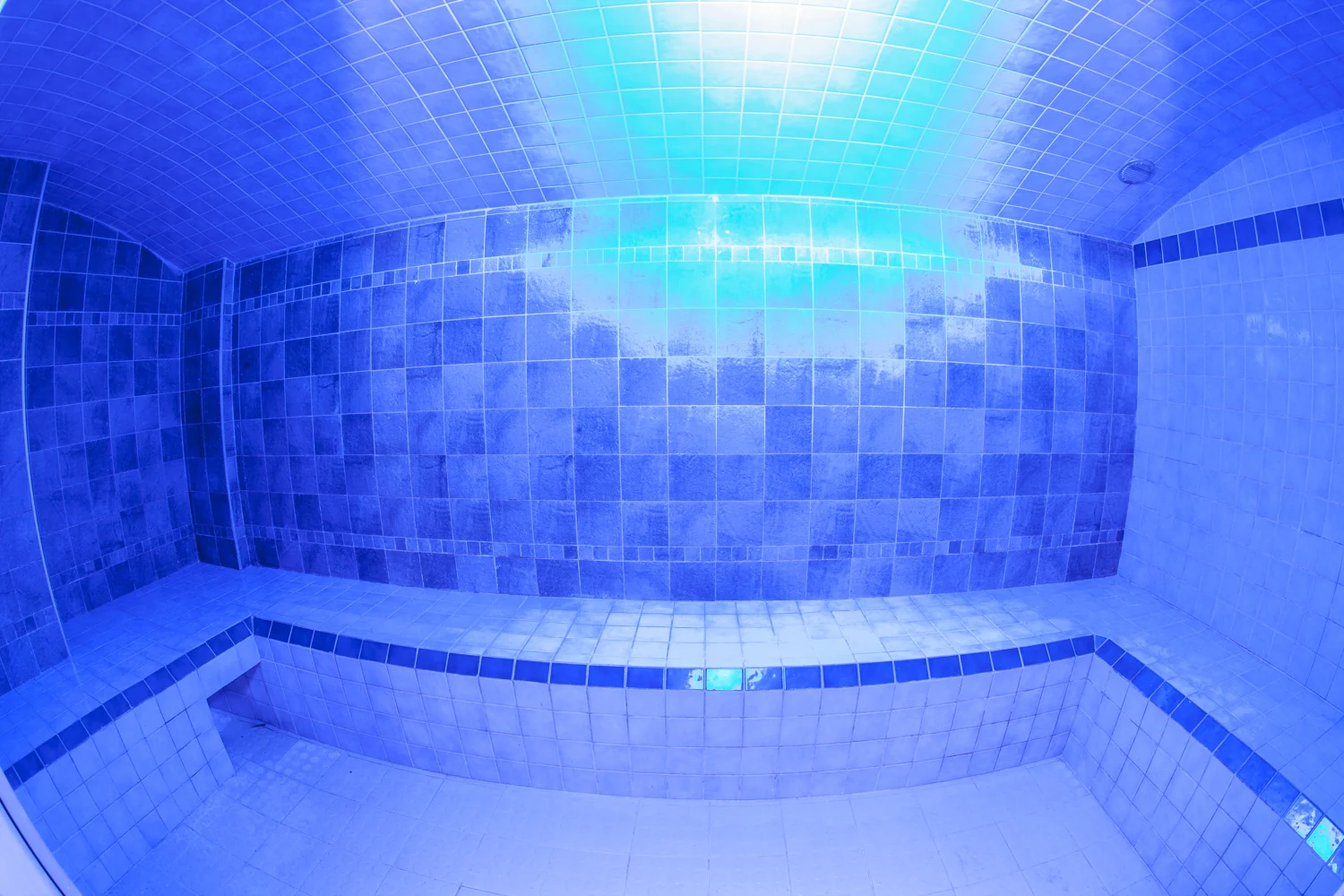 Le hammam carrelé des Bains Thaï, éclairé de bleu