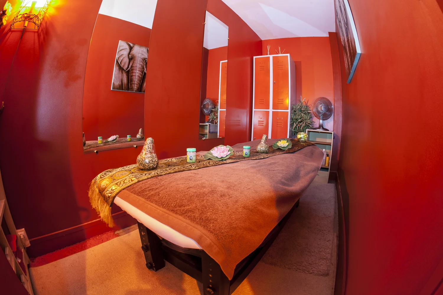 La cabine de massage des Bains Thaï avec sa table de soin
